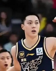 情怀拉满却硬碰硬，曾凡博发力破局，京粤首战北京先声夺人